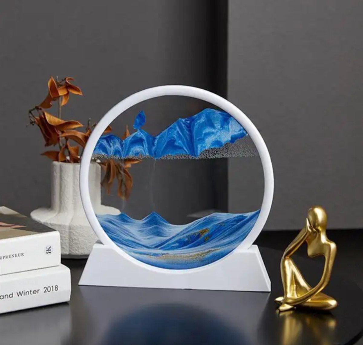 Novarta Het perfecte cadeau - NOVARTA, Zandkunst Extra large - Blauw - Diameter van 30cm - 360° - Sand art - In glas - Zandloper - Decoratie - Bewegende zandkunst Wit, Blauw