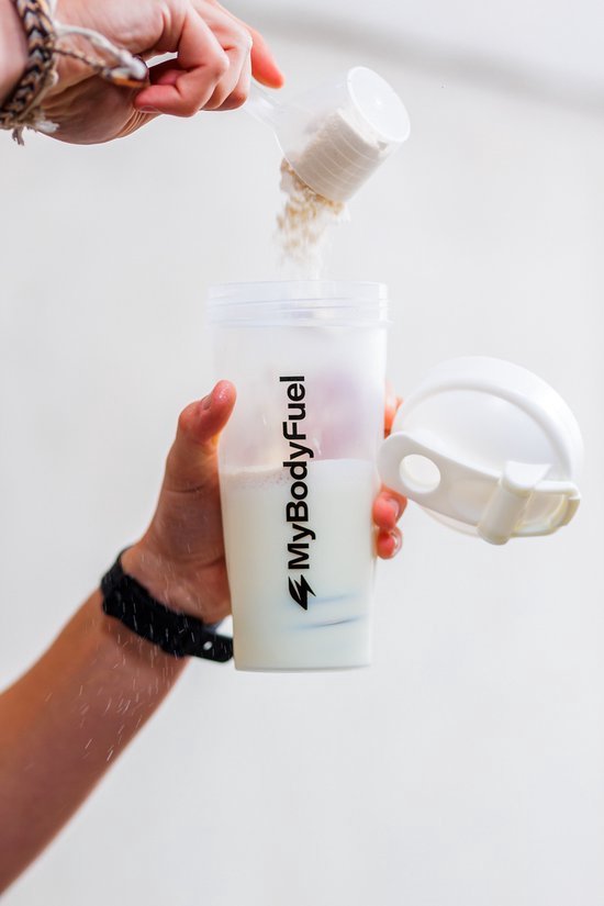 Witte MyBodyFuel shaker met melk en poeder dat erin wordt gedaan.