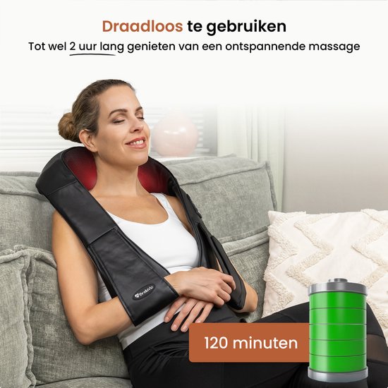 Vrouw ontspant met een zwart massagekussen om de nek, met rode gloed. Batterij-icoon toont 120 minuten draadloos gebruik.