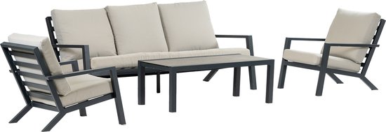 Een loungeset met een antracietkleurige 3-zitsbank, twee antracietkleurige stoelen en een antracietkleurige salontafel met beige kussens.