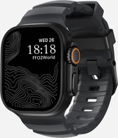 Zwart Apple Watch Ultra met zwart sportbandje, horloge toont kaartgezicht met tijd '18:18'.