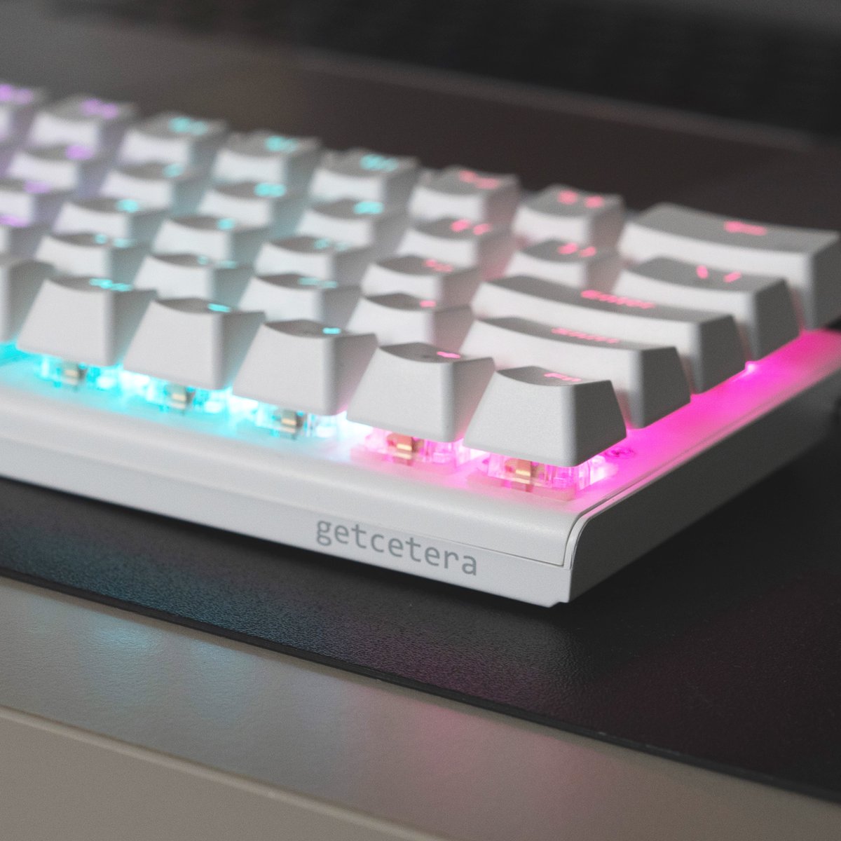 getcetera 60% Mechanisch Gaming Toetsenbord - Red Switches - RGB - QWERTY - USB-C Bedraad - Compact Wit thumbnail 4