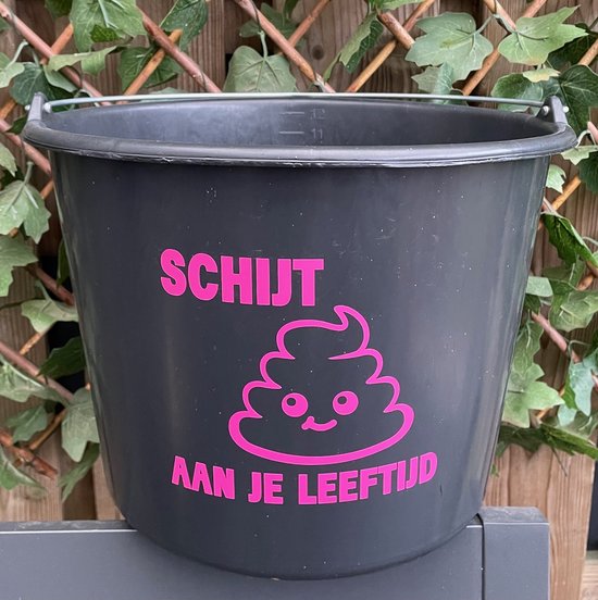 Grijze emmer met roze tekst 'SCHIJT AAN JE LEEFTIJD' en een roze poep-emoji.