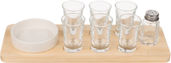 Plateau en bois avec quatre verres à shot vides, un bol et une salière.