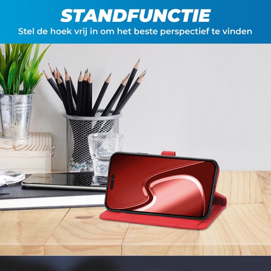 Étui portefeuille rouge avec téléphone en position support. Montre un bureau avec des fournitures de bureau.