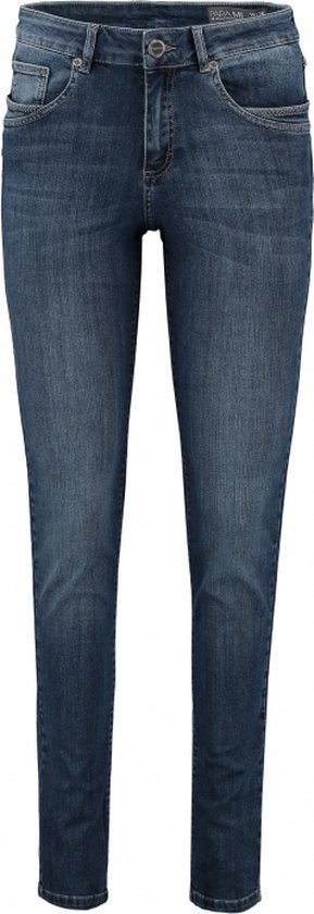 Model draagt een donkerblauwe skinny jeans met vijf zakken en een knoopsluiting.