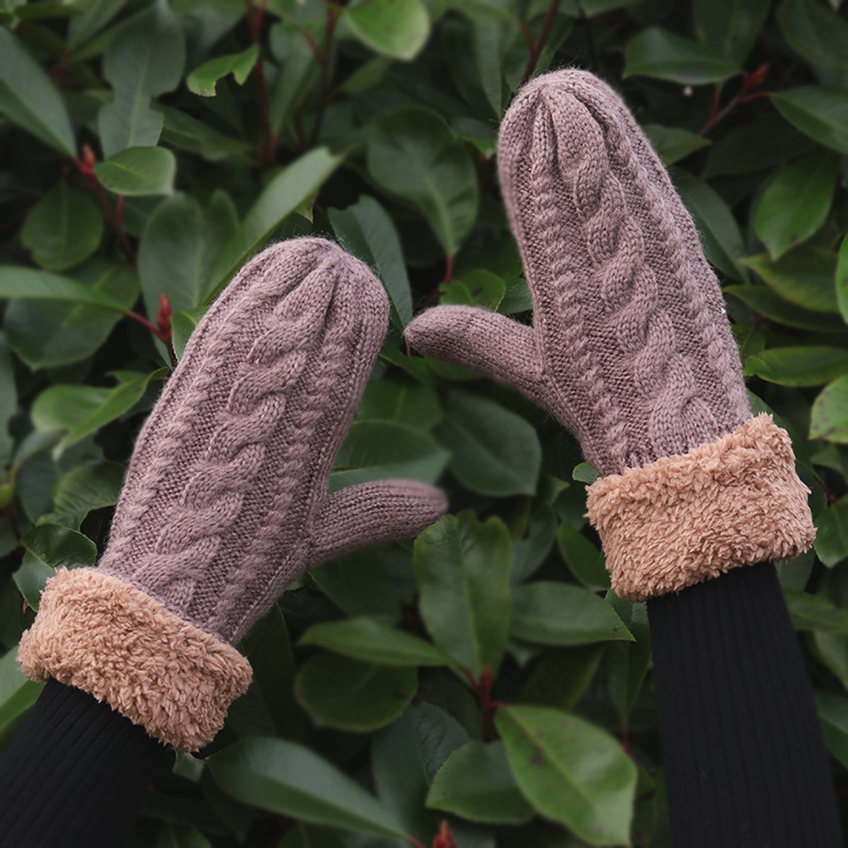 Gebreide wanten fleece boord -taupe - bruin/grijze dameswanten met kabelbreisel - handschoenen dames - fleece wanten - STUDIO Ivana van der Ende