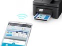 Zwarte Epson printer drukt documenten af die via een smartphone met de Epson Smart Panel app worden beheerd.