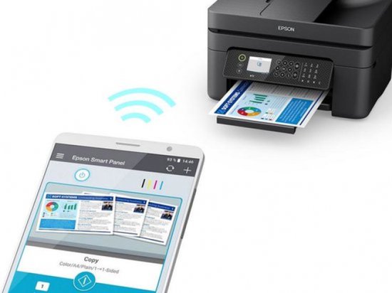 Zwarte Epson printer drukt documenten af die via een smartphone met de Epson Smart Panel app worden beheerd.