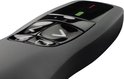 Close-up van de zwarte Logitech R400 presentatie-afstandsbediening met navigatiepijlen en indicatielampjes.