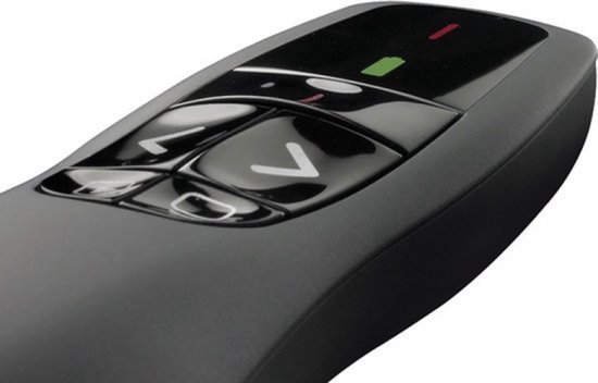Close-up van de zwarte Logitech R400 presentatie-afstandsbediening met navigatiepijlen en indicatielampjes.