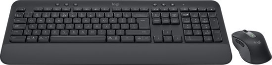 Donkergrijs Logitech toetsenbord en muis op witte achtergrond.