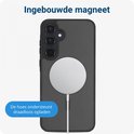 Zwarte, matte hoes met ingebouwde magneet en draadloze oplader.