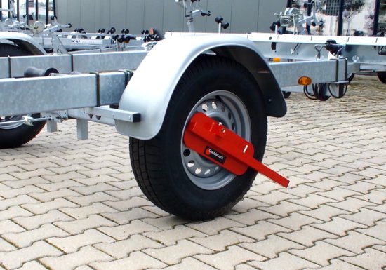 Rode DoubleLock compacte wielklem met sleutel op een trailerwiel.