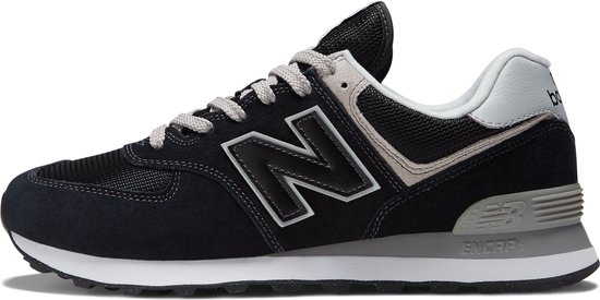 Zwarte New Balance 574 sneaker met grijze en witte accenten, grote N op de zijkant.