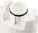 Close-up van de onderkant van een wit waterfilter met een zwart rubberen ring en zes uitsteeksels.