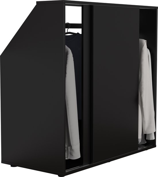 Zwarte kast met schuine zijde en twee schuifdeuren, met kledingstang en kleding.