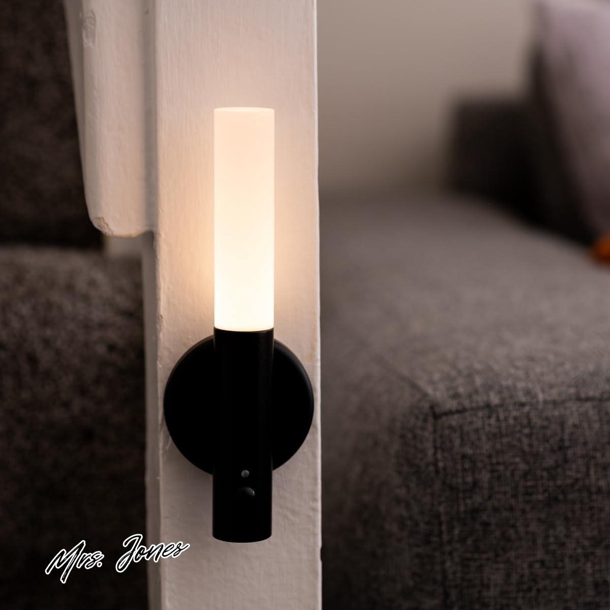 Mrs. Jones Slimme led-sensorwandlamp - Draagbaar - Oplaadbaar nachtlampje - Gebruik binnenshuis - Magnetische basis - Zwart metaal .