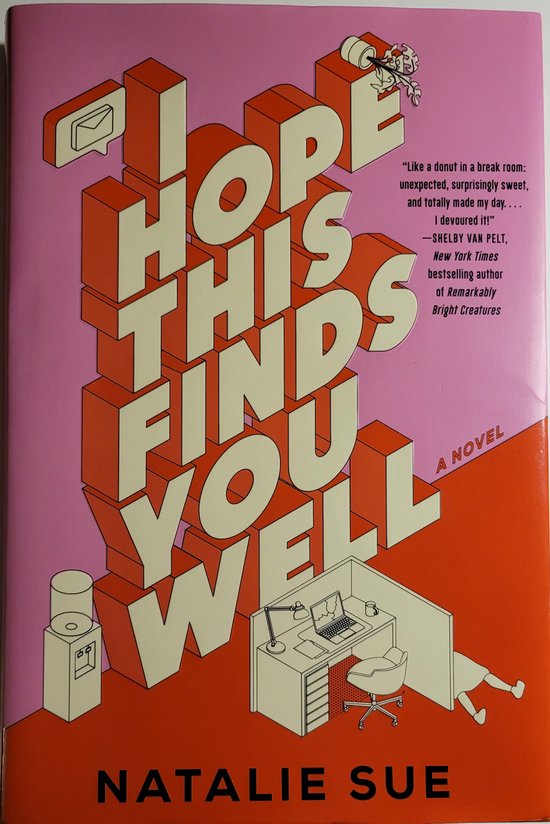 Boekhoes van "HOPE THIS FINDS YOU WELL" in 3D met de tekst in oranje en een illustration van een kantoorruimte.