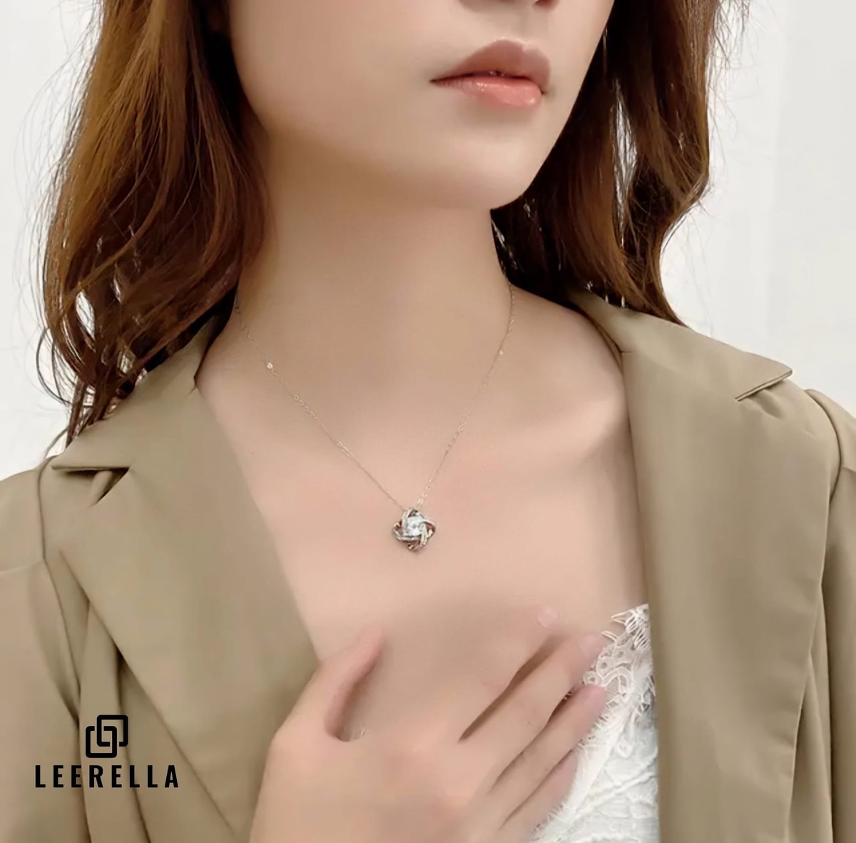 Leerella Luxe Gedraaide Halsketting met Stralende Zirkonia Steentjes - Zilverkleurig, Hoogwaardig Roestvrijstaal, Inclusief Luxe Leerella Geschenkdoos Moederdag, Valentijnsdag en Verjaardag Cadeau