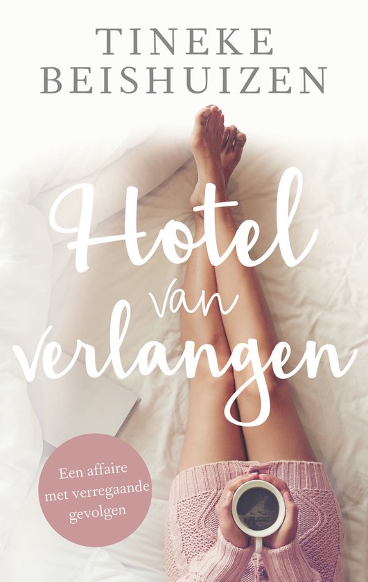 Boek "Hotel van verlangen" van Tineke Beishuizen. Een vrouw met een trui en een kop koffie in bed.