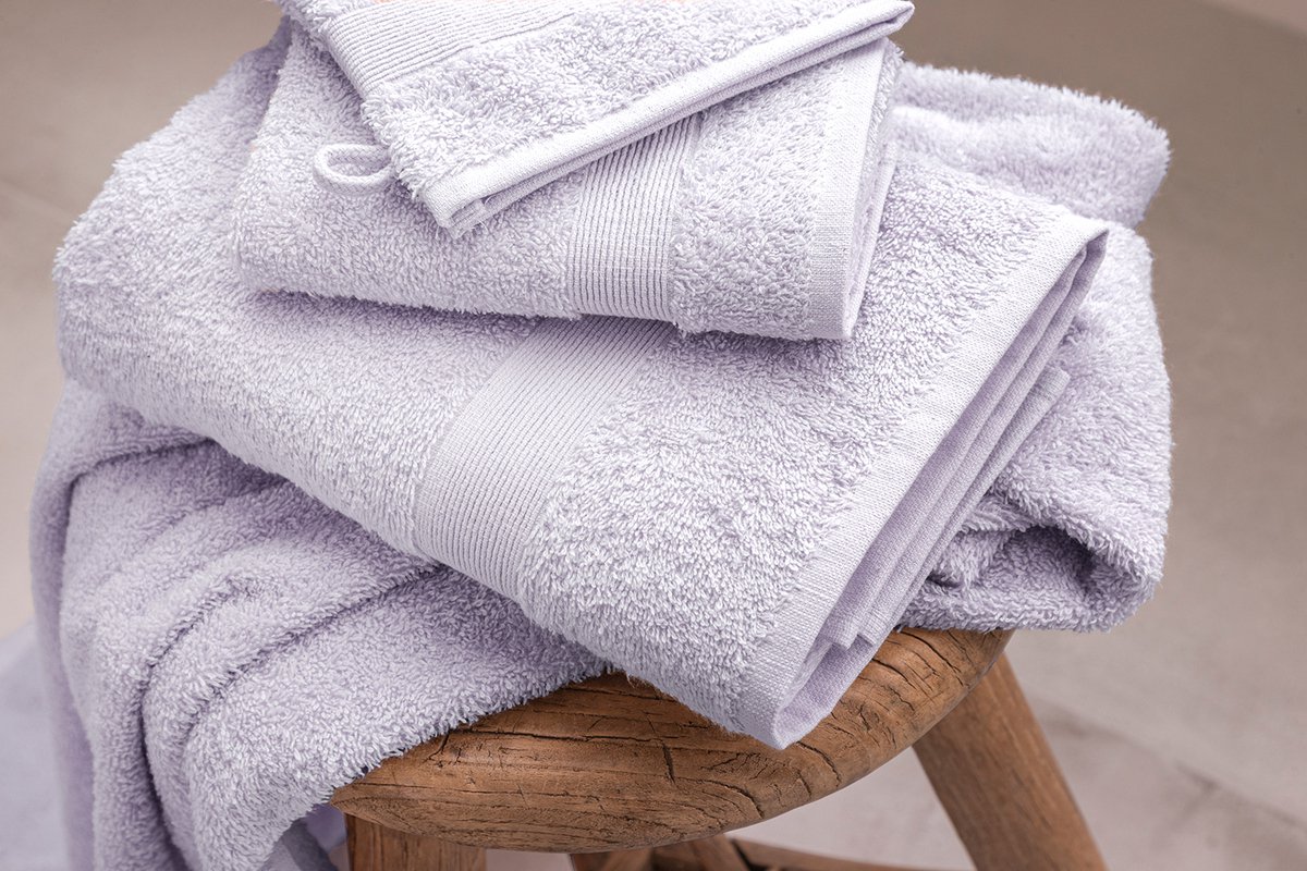 Mistral Home - BADHANDDOEK - katoen - 70 x 140 cm - effen kleur - lila
