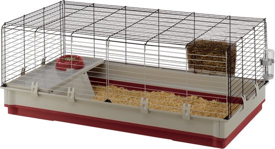 Knaagdierkooi met rode en grijze bodem en zwarte draadkoepel, gevuld met stro en hooi.
