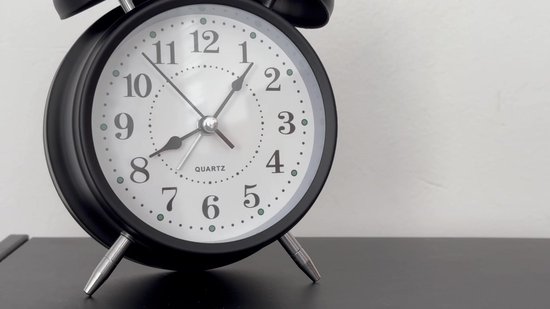 IvoQ Klassieke Zwarte Wekker - Wekker Analoog - Dubbele Bel - Luid Alarm - Stille Quartz