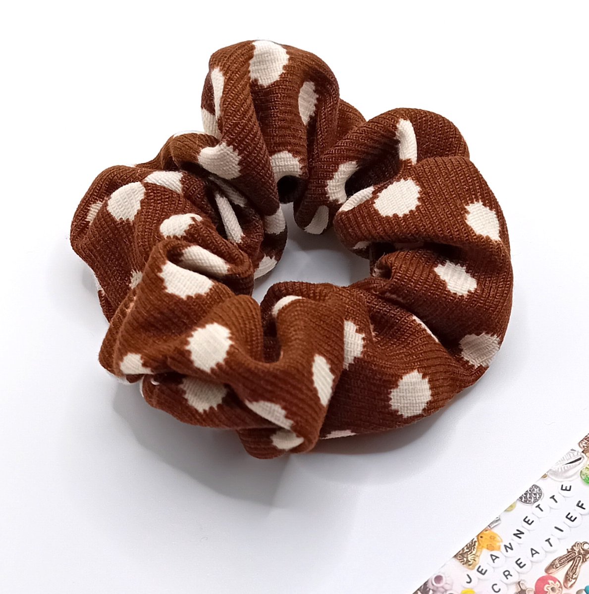 Jeannette-Creatief® - Scrunchie - Scrunchie Brown Beige Dots - Scrunchie Dots - Bruine Schrunchie - Schrunchies
