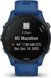 Blauw Garmin Forerunner 255 sporthorloge met 'KC Marathon' en weersinformatie op het scherm.