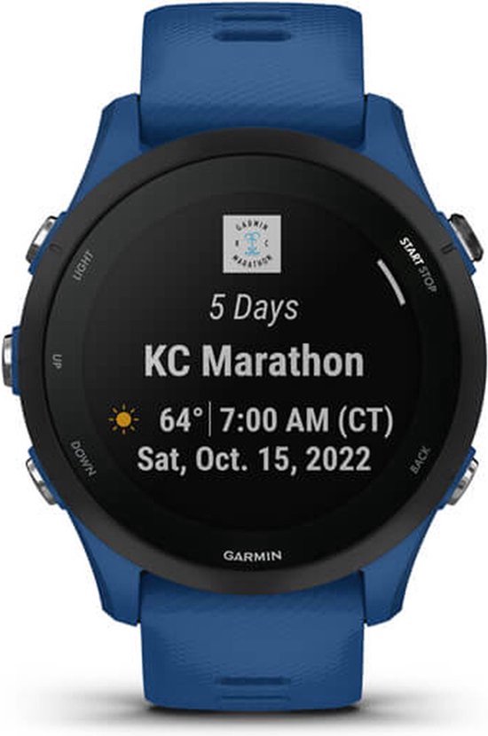 Blauw Garmin Forerunner 255 sporthorloge met 'KC Marathon' en weersinformatie op het scherm.