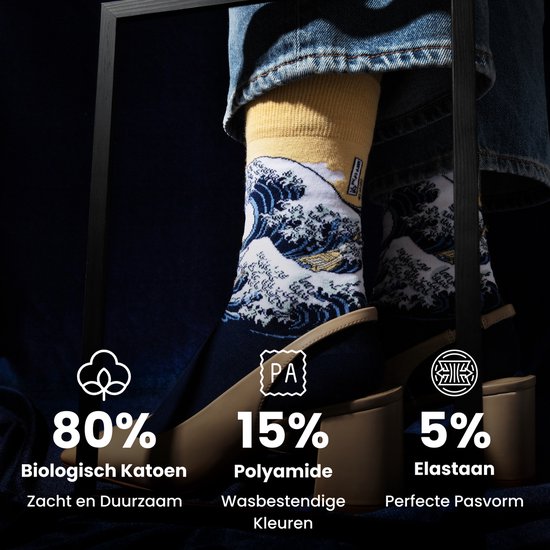 Een persoon met beige pumps draagt sokken met de print van 'De Grote Golf van Kanagawa' en informatie over materiaalsamenstelling.