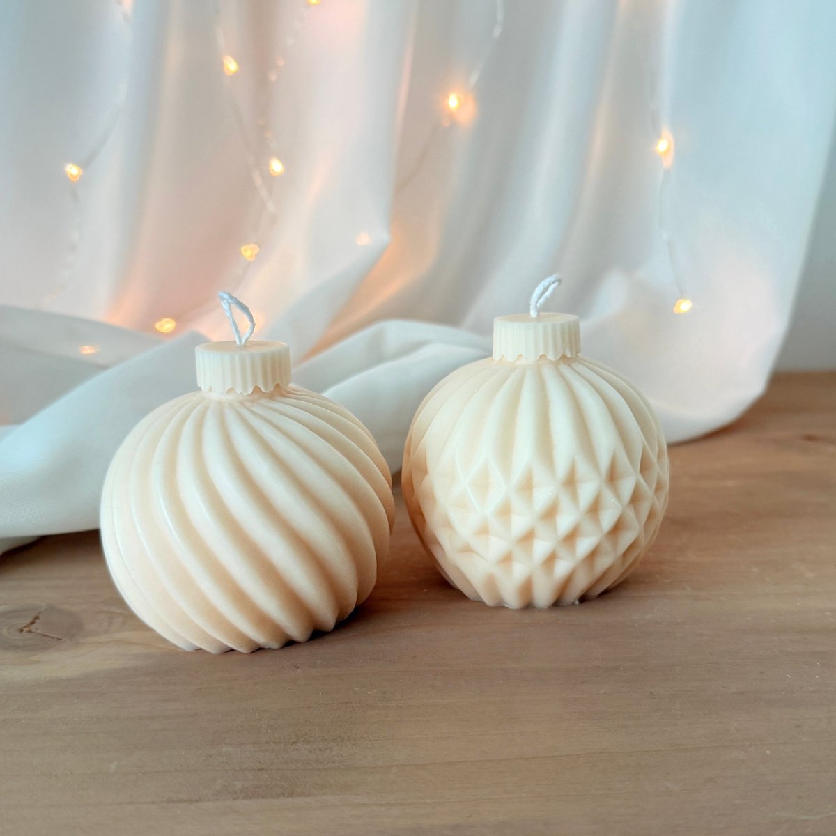 Kerstkaarsen set van twee Kerstbalvormige Kaarsen- Kerstbalkaarsen-Kerstmis Decoratie