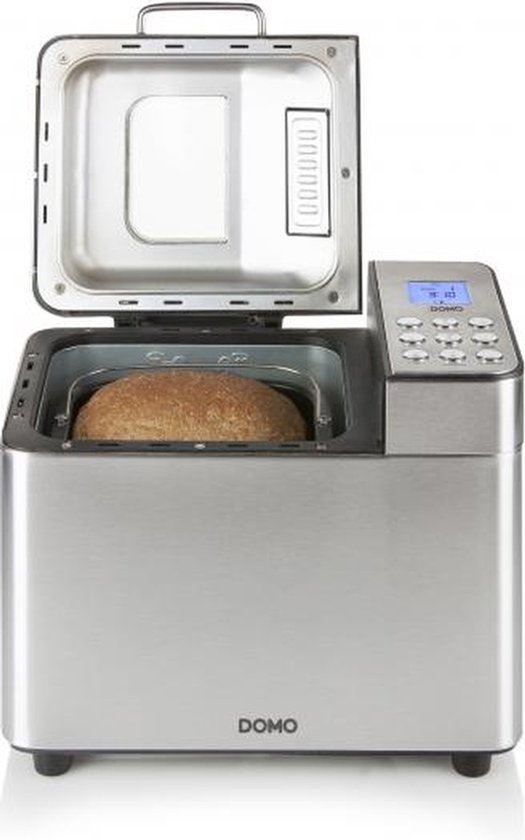 RVS broodbakmachine met een vers brood erin, deksel open en digitaal display.
