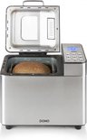 RVS broodbakmachine met een vers brood erin, deksel open en digitaal display.