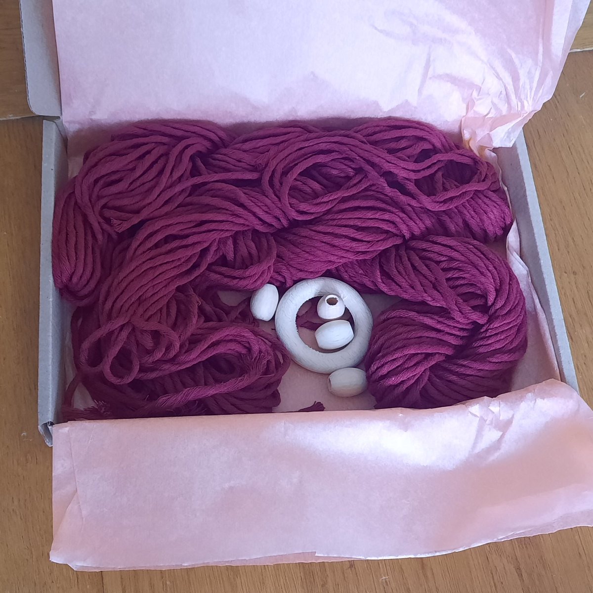 Cafuné - Macramé Pakket-Plantenhanger "Fringe" – Bordeaux– 95 cm – Inclusief Macramé Koord, Houten Ring & Kralen en Instructievideo – Perfect voor Beginners -Macrame Touw - Complete set- Moederdag Cadeau Idee - Plantenhanger maken — afbeelding 5