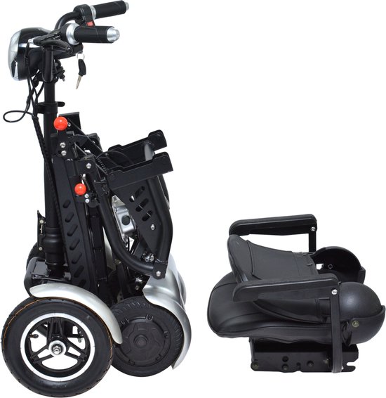 Gevouwen mobiele scooter met 4 wielen, zilveren zitting en zwart onderstel. Zwarte stoel ligt ernaast.