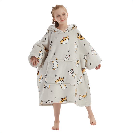 Een jong meisje met een grijze hoodie deken met kattenprint, lachend.