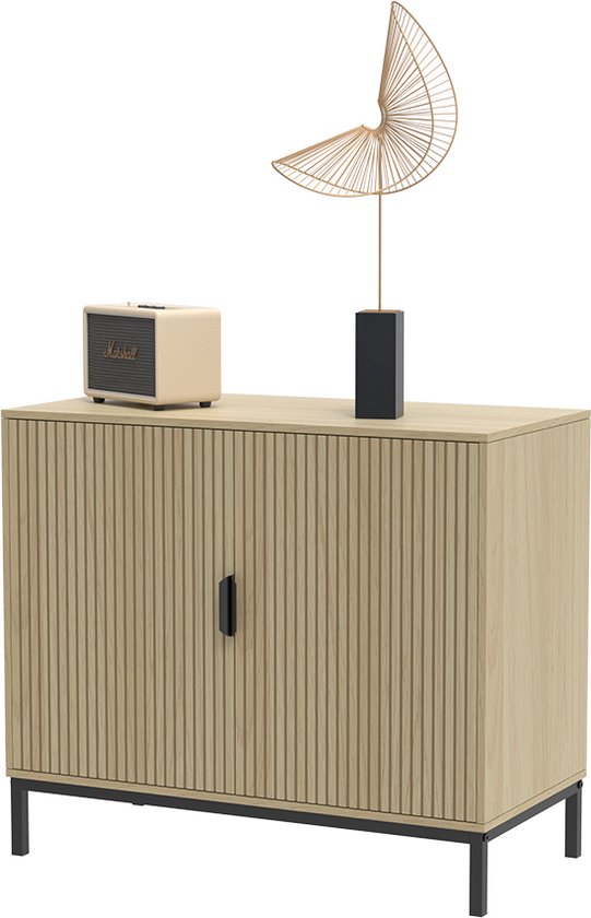 Eikenhouten dressoir met verticale ribbels, zwarte handgrepen en zwarte pootjes, met decoratie op het blad.