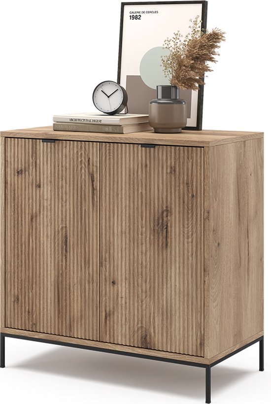 VICCO Eliza kast in Viking Eik met ribbeldeuren en zwarte pootjes, met decoratie.