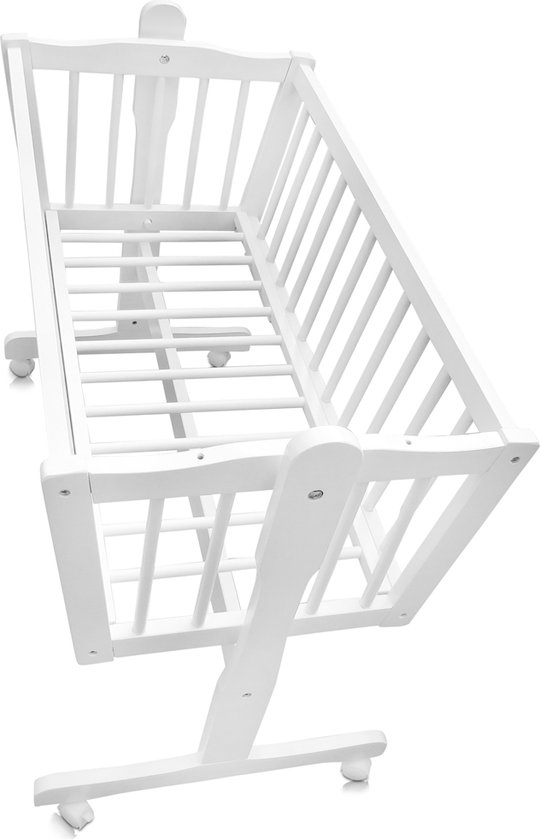 Wit houten kinderbed op wielen, zonder bekleding.