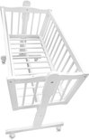 Wit houten kinderbed op wielen, zonder bekleding.
