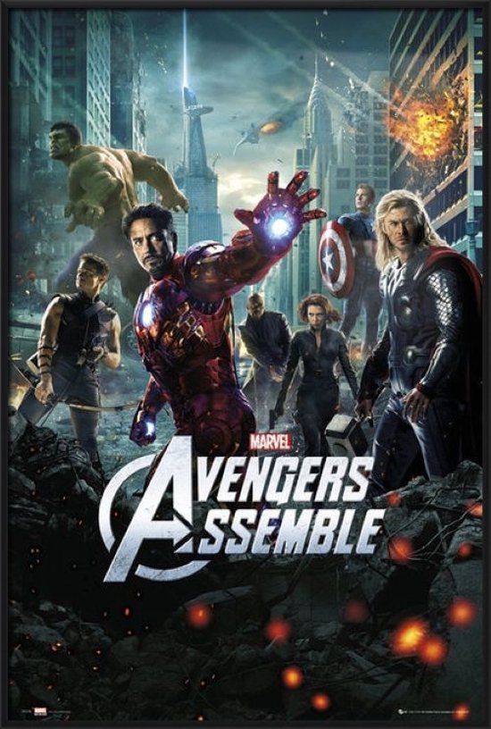 Affiche Avengers Assemble avec Iron Man, Thor, Captain America, Hulk, Black Widow et Hawkeye dans une bataille urbaine.