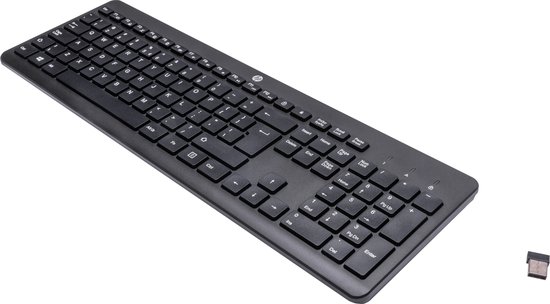Een zwart HP toetsenbord met een numeriek toetsenblok en een draadloze USB-ontvanger op een witte achtergrond.