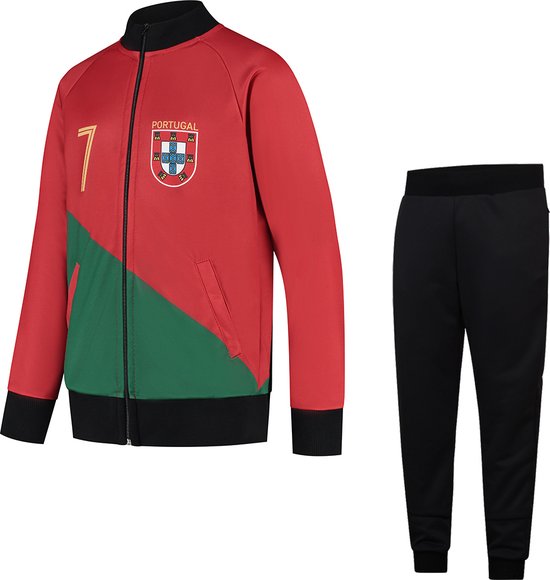 Rood trainingsjack met diagonale groene streep, goudkleurig '7' en Portugese wapen. Zwarte trainingsbroek.