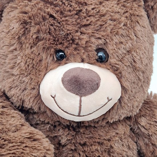 Bruine teddybeer met grote, zachte vacht en beige snuit met geborduurde glimlach.