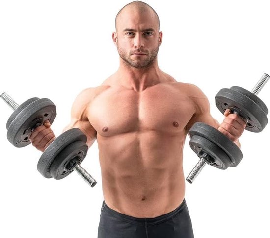 Een gespierde man met een kortgeschoren hoofd houdt twee dumbbells vast met zwarte gewichtsschijven.