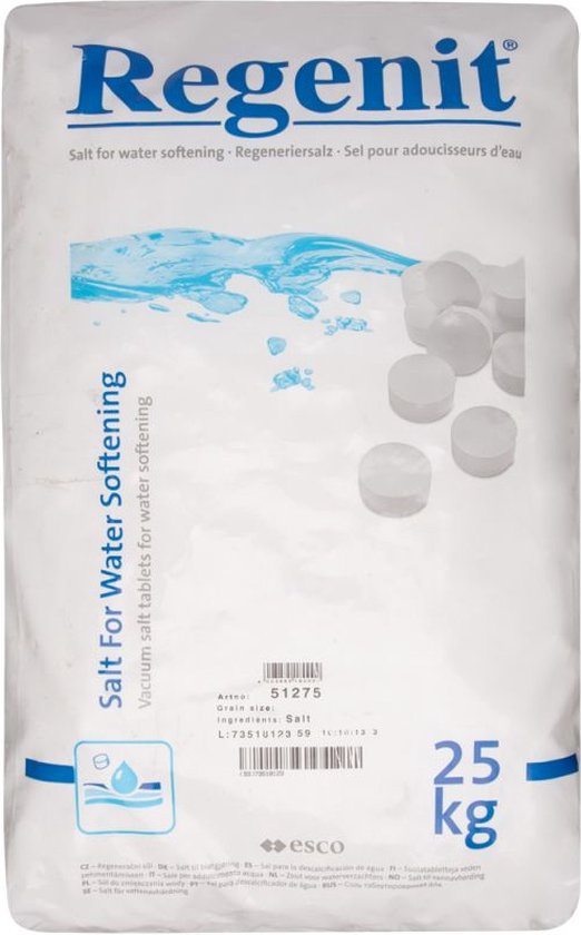 Een 25kg zak Regenit, zouttabletten voor waterontharding. De witte zak heeft blauwe tekst en een afbeelding van water met tabletten.