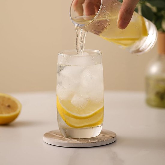 Houder Met Een Biervat Van Hout Voor Het Bereiden Van Alcohol Stock