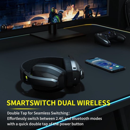 Zwarte gaming headset op een bureau naast een smartphone en gamecontroller.